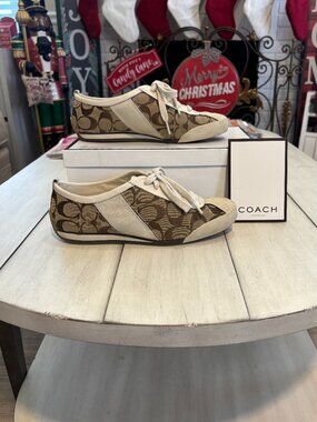 Coach Women's Melodie Signature C Low-top sneakers size 7.5. Like New!!